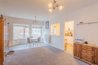 In een rustige straat te Heist-aan-Zee, vlakbij de Markt, de Zeedijk en het Heldenplein, verkopen wij dit verzorgd appartement voorzien van...