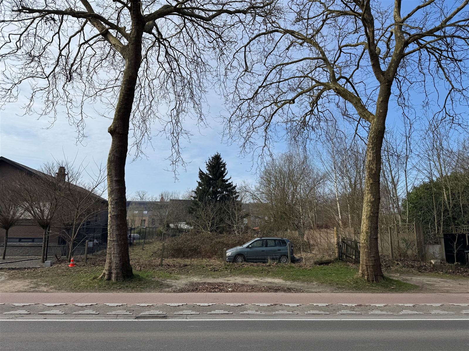 A plot of land zoned for low-density development, with an area of 6a90ca.No obligation to build.