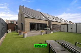 Instapklare BEN-woning in de nieuwe Koerswijk – Mariakerke (Oostende)<br /><br />Welkom in de Josef Boelsstraat 11, gelegen in de jonge en dynamische woonwijk “Nieuwe Koerswijk” te Mariakerke.<br /><br />Deze prachtige halfopen bebouwing is instapklaar en werd met oog voor detail en kwaliteit afgewerkt. Dankzij de moderne architectuur, warme materialen en energiezuinige technieken biedt dit huis het beste van twee werelden: comfort én duurzaamheid. 🌿<br /><br />Binnenin geniet je van een lichte en ruime woonkamer met open, volledig ingerichte keuken — perfect voor gezellige avonden met familie of vrienden. 🍽️ De grote raampartijen met zonnescreens zorgen voor een overvloed aan natuurlijk licht en een prachtig uitzicht op de zuidwestgerichte tuin ☀️ — ideaal om te ontspannen na een drukke dag.<br /><br />Het gelijkvloers beschikt verder over een inkomhal, toilet, praktische berging en een garage, aangevuld met twee extra privéparkings 🚗. Op de eerste verdieping vind je drie volwaardige slaapkamers 🛏️, een stijlvolle badkamer en een apart toilet. De zolderruimte biedt extra mogelijkheden voor opslag, hobbyruimte of bureau.<br /><br />Deze woning is een echte toekomstinvestering: volledig BEN (bijna-energieneutraal), uitgerust met vloerverwarming, warmtepomp en uitstekende isolatie. 🔋 Dankzij deze duurzame technieken geniet je van een laag energieverbruik én een aangenaam binnenklimaat, het hele jaar door.<br /><br />Met een bewoonbare oppervlakte van 158 m² (+ zolder) en een perceel van 279 m², biedt deze woning ruimte, rust en woonplezier op maat van elk gezin. De gevelbreedte van 7 meter en perceelbreedte van 10 meter versterken het gevoel van openheid en licht.<br /><br />troeven<br /><br /><ul><li>Instapklare, moderne woning in nieuwe woonwijk<br /><br /></li><li>BEN-woning met warmtepomp en vloerverwarming<br /><br /></li><li>3 slaapkamers + ruime zolder<br /><br /></li><li>Zuidwestgerichte tuin 🌅<br /><br /></li><li>Garage, berging én extra privéparking<br /><br /></li><li>Zonnescreens voor extra comfort<br /><br /></li><li>Energiezuinig, comfortabel en duurzaam</li></ul>