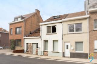 <p><br />Bent u op zoek naar een ruime en instapklare woning in het charmante Geraardsbergen? Dan is deze eigendom op Oude Steenweg 134 zeker een bezoek waard!</p>
<p>Bij het betreden van de woning komt u terecht in een inkomhal. Verder vindt u op het gelijkvloers een bureau, een gezellige zithoek en een eetkamer die naadloos aansluiten op de keuken. De lichtrijke leefveranda biedt een prachtig zicht op de tuin en vormt de ideale plek om te ontspannen. Daarnaast is er nog een ruime berging aanwezig en een gastentoilet.</p>
<p>Op de eerste verdieping bevindt zich een royale nachthal die toegang geeft tot drie volwaardige slaapkamers en een volledig vernieuwde, moderne badkamer.</p>
<p>Via een vaste trap bereikt u de zolderverdieping, waar een vierde slaapkamer werd ingericht – perfect als extra kamer of hobbyruimte.</p>
<p>Buiten geniet u van een aangename tuin, ideaal voor gezinnen en tuinliefhebbers. Achteraan het perceel zijn er bovendien een carport en extra parkeerplaatsen voorzien achteraan het perceel.</p>
<p>Kortom, deze woning biedt alle ruimte en comfort voor een gezin, op een gunstige ligging nabij voorzieningen en invalswegen.</p>
<p><strong>Interesse? Neem vandaag nog contact op voor een bezoek!<br /><br /></strong></p>