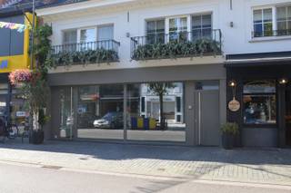 <p><span>Moderne kantoorruimte (74 m²) in het centrum van Mol.</span></p><p><span> </span></p><p><span>Bent u op zoek naar een lichte, open en flexibele kantoorruimte in het hart van Mol? Dan is dit pand van </span><span>74 m²</span><span> precies wat u nodig hebt!</span></p><p><span>Kenmerken:</span></p><ul><li><span>Toplocatie</span><span>: Gelegen in het centrum van Mol, vlot bereikbaar en met </span><span>ruime parkeergelegenheid voor het gebouw</span><span>.</span></li><li><span>Ruimtelijk en licht</span><span>: Dankzij de </span><span>grote raampartijen</span><span> geniet u van veel natuurlijk daglicht en een aangename werkomgeving.</span></li><li><span>Flexibel in te delen</span><span>: De ruimte is momenteel </span><span>open</span><span> en biedt de mogelijkheid om naar eigen wens in te richten.</span></li><li><span>Praktisch comfort</span><span>:</span><ul><li><span>Apart toilet</span></li><li><span>Bergruimte</span><span> met </span><span>uitgietbak</span></li><li><span>Inbouw stopcontacten in de vloer</span></li><li><span>Aansluitingen voor water</span></li></ul></li><li><span>Alle nutsvoorzieningen zijn aanwezig</span><span> (elektriciteit, water, internetmogelijkheden)</span></li><li><span>Energiezuinig</span><span>: Gebouw met een </span><span>goede EPC-waarde - Label B.</span></li></ul><p><span>Deze kantoorruimte biedt alles voor een professionele en comfortabele werkplek in een strategische locatie.</span></p><p><span> </span></p>