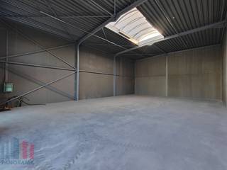 Magnifiek gelegen <strong>nieuwbouw KMO-unit</strong> van <strong>208 m²</strong> te huur.<br /><br /><strong>-ZICHTLOCATIE-</strong><br /><br />De casco loods van 208 m² heeft een vrije hoogte van 6m en is opgebouwd uit een staalstructuur met betonpanelen en geïsoleerd steeldeck. Het magazijn is toegankelijk via een automatische sectionale poort (4m B x 4,5 m H) en aparte toegangsdeur met bovenliggende raampartij. Daarnaast is de unit voorzien van een lichtstraat met rookluik (brandklasse C), afzonderlijke tellers, aansluitingen voor water, elektriciteit (63A 3x400V), internet en afvoer.<br /><br />De site is beveiligd met camerabewaking en kan worden afgesloten.<br />Ruime parkeermogelijkheid op de site.<br />Onmiddellijk beschikbaar.<br /><br /><br />De site is gelegen langs de Stationsstraat in Oudenburg en is bereikbaar via de E40 uit Brugge en de Stationsstraat uit Plassendale en Oudenburg.<br /><br />Contacteer <strong>PANORAMA B2B</strong> voor bijkomende inlichtingen of een vrijblijvend plaatsbezoek <strong>0479 70 70 73.</strong>