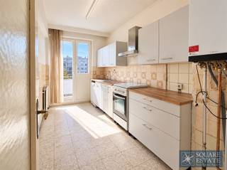 <p><span>Square Estate presenteert u dit ruime appartement met 3 slaapkamers, gelegen in Ganshoren, in een rustige en aangename buurt, vlak bij alle voorzieningen: scholen, winkels, supermarkten en openbaar vervoer.</span></p><p><span>Het appartement bevindt zich op de 3e verdieping en bestaat uit een inkomhal met ingebouwde kasten, een lichtrijke woonkamer, een uitgeruste keuken, drie slaapkamers, een badkamer en een apart toilet.</span></p><p><span>Daarnaast beschikt het appartement over een groot terras, ideaal om van mooie dagen te genieten, en een kelder die extra bergruimte biedt.</span></p><p><span>Een garage kan bovendien afzonderlijk worden aangekocht voor een meerprijs van 25.000€.</span></p><p><span>Dit appartement vormt een mooie opportuniteit voor een gezin dat op zoek is naar een ruime en goed gelegen woning in Ganshoren.</span></p><p><span>Voor bijkomende informatie of om een bezoek te plannen, nodigen wij u uit om contact met ons op te nemen via 02/460.42.01 of per e-mail via <span>ca@square-estate.be</span></span></p>