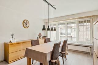 Dit aangename appartement van 94 m² is gelegen op de tweede verdieping in de Dageraadsstraat 7 te Lier. Dankzij de praktische indeling en de reeds uitgevoerde vernieuwingen vormt dit appartement een interessante opportuniteit voor zowel eigen bewoning als investering.<br />
Het appartement beschikt over een vernieuwde badkamer uit 2016. In datzelfde jaar werd ook de vloer van het appartement vernieuwd. De keuken kreeg in 2021 een update, wat bijdraagt aan het verzorgde en functionele karakter van de woning.<br />
Een bijkomende troef is het gunstige EPC-label B, wat wijst op een goede energieprestatie. Bovendien is er een garagebox inbegrepen in de verkoopprijs, een aanzienlijke meerwaarde op het vlak van comfort en parkeergelegenheid.<br />
Met zijn bewoonbare oppervlakte van 94 m², de reeds vernieuwde onderdelen en de inbegrepen garagebox is dit appartement zeker een bezoek waard.<br />
<br />
Troeven: <br />
✅ EPC = B<br />
✅ Rustig gelegen maar toch in het centrum<br />
✅ Garage box inbegrepen<br />
✅ 94 m2<br />
✅ 2 slaapkamers<br />
✅ ... <br />
<br />
Voor interactieve grondplannen met foto’s, ga naar www.wijns.be en klik op de knop “virtueel bezoek”.<br />
Info & afspraak: ☎ 0473/33 33 10 ✉ geoffry@wijns.be