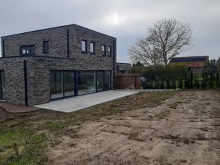 De laatste hand wordt gelegd aan deze eigentijdse nieuwbouw langsheen de Driesstraat in hartje Huise.Op het gelijkvloers tref je de inkomhal met...