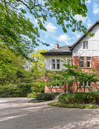 Ontdek deze charmante herenwoning in Brasschaat, gelegen in een rustige en private omgeving, omgeven door een prachtige tuin waar het...