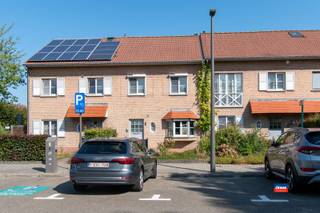 <p><span>HOBOKEN | RUIME, INSTAPKLARE GEZINSWONING MET DRIE SLAAPKAMERS, GROTE ZOLDER EN TUIN OP EEN TOTALE GRONDOPPERVLAKTE VAN 195m² | EPC B |</span></p><p><span>Indeling als volgt: gelijkvloers: voortuin - inkomhal met trap - gastentoilet - ruime woonkamer - geïnstalleerde keuken - terras - tuin met tuinhuis. </span></p><p><span>Eerste verdieping: overloop - badkamer met ligbad, dubbele lavabo met toilet - berging/technische unit - drie slaapkamers.</span></p><p><span>Zolder te bereiken met uittrekbare trap, geïsoleerd maar niet afgewerkt (mogelijk af te werken tot 1 of 2 extra slaapkamers). </span></p><p><span>Tuin achteraan te bereiken via achterliggende servitudeweg. </span></p><p><span>Deze woning is bijzonder rustig gelegen in een doodlopende straat van een gezellige woonwijk met veel jonge gezinnen en op wandelafstand van speeltuin, park en natuurgebied. </span></p><p><span>De dorpskern met openbaar vervoer, scholen en winkels ligt eveneens in de onmiddellijke omgeving. </span></p>