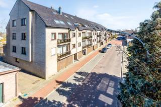 In een kleinschalig gebouw, op wandelafstand van het station, scholen en winkels, vindt u dit lichtrijk en verrassend ruim appartement.U betreedt het...