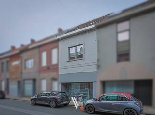 Deze charmante woning biedt een uitstekende prijs-kwaliteitverhouding en is centraal gelegen in het hart van Izegem. Winkels, diensten en tal van gezellige horecazaken bevinden zich op wandelafstand, wat zorgt voor een uiterst comfortabele woonervaring. Met zijn 175 m² bewoonbare oppervlakte (volgens EPC) zijn er heel wat mogelijkheden. <br /><br />Dankzij onder andere de <strong>conforme elektriciteit</strong> en het <strong>gunstige EPC-label</strong> kan deze eigendom terecht als instapklaar worden beschouwd.<br /><br /><strong>Indeling</strong>
<ul>
<li><span><strong>Gelijkvloers:</strong> leefruimte, eetplaats of polyvalente ruimte, toilet, keuken en koer</span></li>
<li><span><strong>Eerste verdieping:</strong> twee ruime slaapkamers en een badkamer</span></li>
<li><span><strong>Tweede verdieping:</strong> een mooie, ruime derde slaapkamer</span><br /> </li>
</ul>
Momenteel is de woning verhuurd en kan ze aangekocht worden <strong>met of zonder huurder</strong>. Hierdoor is dit pand zowel interessant voor investeerders als voor kopers die op zoek zijn naar hun eigen thuis in het centrum van Izegem.<br />