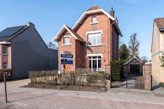 <strong>Authentiek gerenoveerd herenhuis ‘Villa Maria’ op 2.477 m² in groene omgeving te Zoersel</strong><br /><br /><strong>Dit prachtig vrijstaand en instapklaar gerenoveerd herenhuis, beter gekend als ‘Villa Maria’, bevindt zich op een royaal perceel van 2.477 m² op een uiterst gegeerde en achteraan groene ligging in Zoersel. </strong><br /><br /><strong>De gelijkvloerse verdieping:</strong><br />- Een ruime <strong>inkomhal </strong>met authentieke stenen vloer<br />- Een zeer ruime en <strong>lichtrijke</strong> <strong>woonkamer </strong>met <strong>kachel </strong>en grote raampartijen<br />- Toegang tot het gezellige <strong>terras</strong> zowel voor- als achteraan<br />- Een functionele <strong>keuken </strong>met inbouwtoestellen (Whirlpool oven, vaatwasser en inductieplaat) en spoelbak<br />- Een praktische <strong>proviandberging</strong><br />- Een <strong>wasberging </strong>met aansluiting voor wasapparatuur<br />- Een <strong>gastentoilet</strong> <br />- Een extra berging onder de trap<br />- Een ruime kelder en deels kruipkelder welke volledig geïsoleerd werden <br /><br /><strong>De eerste verdieping:</strong><br />- Een <strong>nachthal</strong> met ingemaakte <strong>bureauruimte</strong><br />- Een <strong>badkamer </strong>uitgerust met ligbad, inloopdouche, toilet en badkamermeubel<br />- Een <strong>eerste slaapkamer</strong> van ca. 16 m²<br />- Een <strong>tweede slaapkamer</strong> van ca. 12 m²<br /><br /><strong>De tweede verdieping:</strong><br />- Een royale <strong>hoofdslaapkamer </strong>van ca. 30 m² met parketvloer<br />- Een ensuite<strong> dressing</strong><br /><br /><strong>De tuin:</strong><br />- Een <strong>zonnige</strong>, volledig <strong>privatieve </strong>tuin met een grote diversiteit aan groen<br />- Een aangenaam <strong>terras </strong>met zicht op het omliggende groen<br />- Een <strong>vrijstaande</strong> garage of ruime <strong>tuinberging: </strong>mogelijkheid tot het inrichten van deze bijbouw als e<strong>xtra studio, praktijkruimte of hobbyruimte</strong><br /><br /><strong>Algemeen:<br /></strong>- Verwarming op <strong>gas</strong> dmv radiatoren (Bulex)<br />- Glv op gegoten betonplaat, 1ste en 2de verdieping op houtroostering<br />- <strong>Elektra is conform: 3 driefasige aansluiting </strong><br />- <strong>Charmante </strong>woning met <strong>veel karakter</strong><br />- Grote oprit met meerdere parkeerplaatsen<br />- Automatische toegangspoort<br />- 15 <strong>zonnepanelen </strong>aanwezig<br />- <strong>Totaalrenovatie in 2025</strong>: dakisolatie, nieuwe CV-ketel, radiatoren, keuken, badkamer, vloeren,... <br />- <strong>Gerenoveerd</strong> met behoud van <strong>authentieke</strong> <strong>elementen</strong><br /><strong>- Instapklaar! <br /></strong>