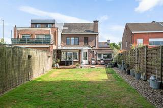 Op zoek naar een charmante en veelzijdige woning in een rustige wijk te Ranst? Deze ruime woning met 3 slaapkamers, tuin én garage biedt het...