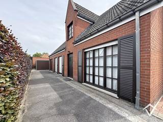 Deze alleenstaande woning is gelegen in een rustige woonwijk kortbij het centrum van Roeselare, de E403 en vele andere faciliteiten. Dit in één doodlopende straat! De woning is volledig gelijkvloers en alleenstaand wat de toegankelijkheid optimaal maakt! <br /><br />De woning heeft een Mobiscore van 8,9/10, dus een uiterst optimale ligging!<br /><br />De indeling is als volgt: oprit - voortuin - inkomhal - lichtrijke living - uitgeruste keuken - apart toilet - 3 volwaardige slaapkamers - badkamer (meubel en ligbad) - ruime (was/tuin)berging. Via de berging is er nog toegang tot de zeer ruime te isoleren zolder. Ook mogelijk om hiervan één 4e/5e slaapkamer van te maken!<br />Buitenomgeving: onderhoudsvriendelijke, afgesloten tuin - garagebox en tuinhuis.<br /><br />Troeven:<br />- Dubbel glas, voorzien van rolluiken<br />- Isolatie dak = vervulde renovatieplicht<br />- Rustige ligging in één doodlopende straat! Dichtbij de E403 en centrum Roeselare<br />- 4e/5e slaapkamer mogelijk op de zolder! <br /><br />Contacteer ons vandaag nog voor één bezoek ter plaatse!