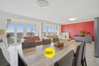 Op een uitstekende ligging langs de Koninklijke Baan, op wandelafstand van zee en het centrum van Koksijde-Bad, bevindt zich dit ruime appartement op de 4de verdieping van de kleinschalige residentie Picardie (één appartement per verdiep). <br /><br />Dit appartement wordt gekenmerkt door de vele lichtinval en het enorme ruimtegevoel (bewoonbare oppervlakte van 115 m²). Is zeker ideaal als woonappartement maar kan ook als 2de verblijf gebruikt worden voor gezinnen of mensen die meer ruimte wensen dan in een standaard appartement. Tevens geschikt om aan te kopen als investering (ligt in toeristische zone). <br /><br />De lichtrijke leefruimte (44 m²) vormt het hart van het appartement, met aansluitend de half openkeuken. Verder zijn er 3 volwaardige slaapkamers en een extra kamer die perfect dienst kan doen als bureau / dressing of kinderkamer. Twee slaapkamers geven toegang tot de terrassen achteraan, elk met een praktische berging. De badkamer is uitgerust met een ligbad met douche, en er is een apart gastentoilet aanwezig.<br /><br />Troeven:<br />- Centrale ligging nabij zee en centrum<br />- 3 à 4 slaapkamers<br />- Twee terrassen met berging<br />- EPC label B<br />- Lage syndicuskosten (€ 800/jaar)<br /><br />Een ideale opportuniteit voor wie op zoek is naar een ruim appartement vlakbij zee. <br /><br />Ref. NI27409