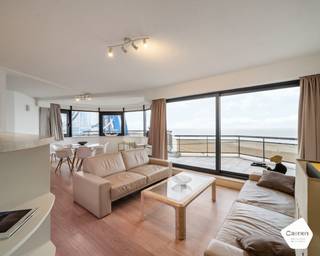 Dit instapklare <strong>twee</strong> <strong>slaapkamer</strong> <strong>appartement</strong> situeert zich op een <strong>unieke</strong> <strong>locatie</strong> in het midden van de <strong>Zeedijk</strong>. Via de in totaal <strong>vier</strong> <strong>terrassen</strong> goed voor een oppervlakte van in totaal 30m2 kunt u zowel genieten van een prachtig <strong>frontaal</strong> <strong>zicht</strong> op <strong>zee</strong> die reikt tot in de <strong>haven</strong> van <strong>Zeebrugge</strong> alsook een open <strong>zonovergoten</strong> <strong>zicht</strong> over het <strong>hinterland</strong>.<br /><br />Bij het binnenkomen van het appartement via de <strong>royale</strong> <strong>inkomhal</strong> begeeft zich voor u de <strong>ruime</strong> <strong>lichtrijke</strong> <strong>leefruimte</strong> en eetkamer met een <strong>volledige</strong> <strong>geïnstalleerde</strong> <strong>open</strong> <strong>keuken</strong>. Via de leefruimte is er toegang tot het <strong>terras</strong> via de schuiframen waar u kunt genieten van zowel de <strong>namiddagzon</strong>, een <strong>zonsondergang</strong> als een frontaal zicht op zee. Verder in het appartement situeren zich de <strong>twee</strong> <strong>ruime</strong> <strong>slaapkamers</strong> met ook elk hun <strong>terras</strong> met <strong>zowel</strong> <strong>zeezicht</strong> alsook <strong>zicht</strong> over het <strong>hinterland</strong>. Het is tevens mogelijk om vanuit uw bed de zee te bewonderen. <br /><br />Verder beschikt het appartement over een <strong>ruime</strong> <strong>badkamer</strong> met zowel een <strong>douche</strong> als <strong>ligbad</strong> en een dubbele lavabo. Achteraan het appartement situeert zich de <strong>berging</strong> voorzien van <strong>schuifdeurkasten</strong>.<br /><br />De eigenaar biedt u de <strong>mogelijkheid</strong> tot het <strong>aankopen</strong> van een enkele en/of dubbele <strong>staanplaats</strong>. (€42.000 of €79.000). Daarnaast kan ook een <strong>ruime</strong> <strong>kelder</strong> extra <strong>aangekocht</strong> worden (€28.000). Deze bieden een <strong>hoog</strong> <strong>rendement</strong> die aangetoond kan worden via het huurcontract. Dit appartement wordt <strong>bemeubeld</strong> verkocht.<br /><br />Dit appartement is gelegen op de <strong>achtste</strong> <strong>verdieping</strong> in de residentie Bristol en is bereikbaar met de <strong>lift</strong>. Gezien de allerhande troeven die het appartement geeft kan dit zowel gebruikt worden als <strong>hoofdverblijfplaats</strong>, <strong>tweede</strong> <strong>verblijf</strong> of als <strong>investering</strong>.