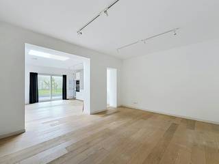 Bent u op zoek naar een gezellige gerenoveerde woning te huur in Kortrijk? Dan is deze topper zeker iets voor u. Deze woning beschikt over 3 slaapkamers en een leuke tuin.<br /><br />INDELING:<br />- inkomhal<br />- wasruimte/bureauruimte<br />- gastentoilet<br />- lichtrijke leefruimte<br />- open keuken voorzien van alle toestellen<br />- kelder<br />- grote leuke tuin<br />- 3 slaapkamers (2 op 1ste verdiep, 1 op tweede verdiep)<br />- badkamer voorzien van douche, lavabo en toilet<br /><br />ALGEMEEN:<br />- onmiddellijk beschikbaar<br />- gerenoveerd<br />- gunstig EPC<br />- lichtrijke ruimtes<br />- ruime tuin<br /><br />Interesse? Surf naar www.dewaele.com en vraag uw bezoek aan.