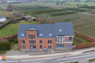 Op een uitstekende locatie te Putte bevindt zich deze ruime, gerenoveerde zonevreemde woning met 5 slaapkamers, een magazijn van 479 m² en tal...