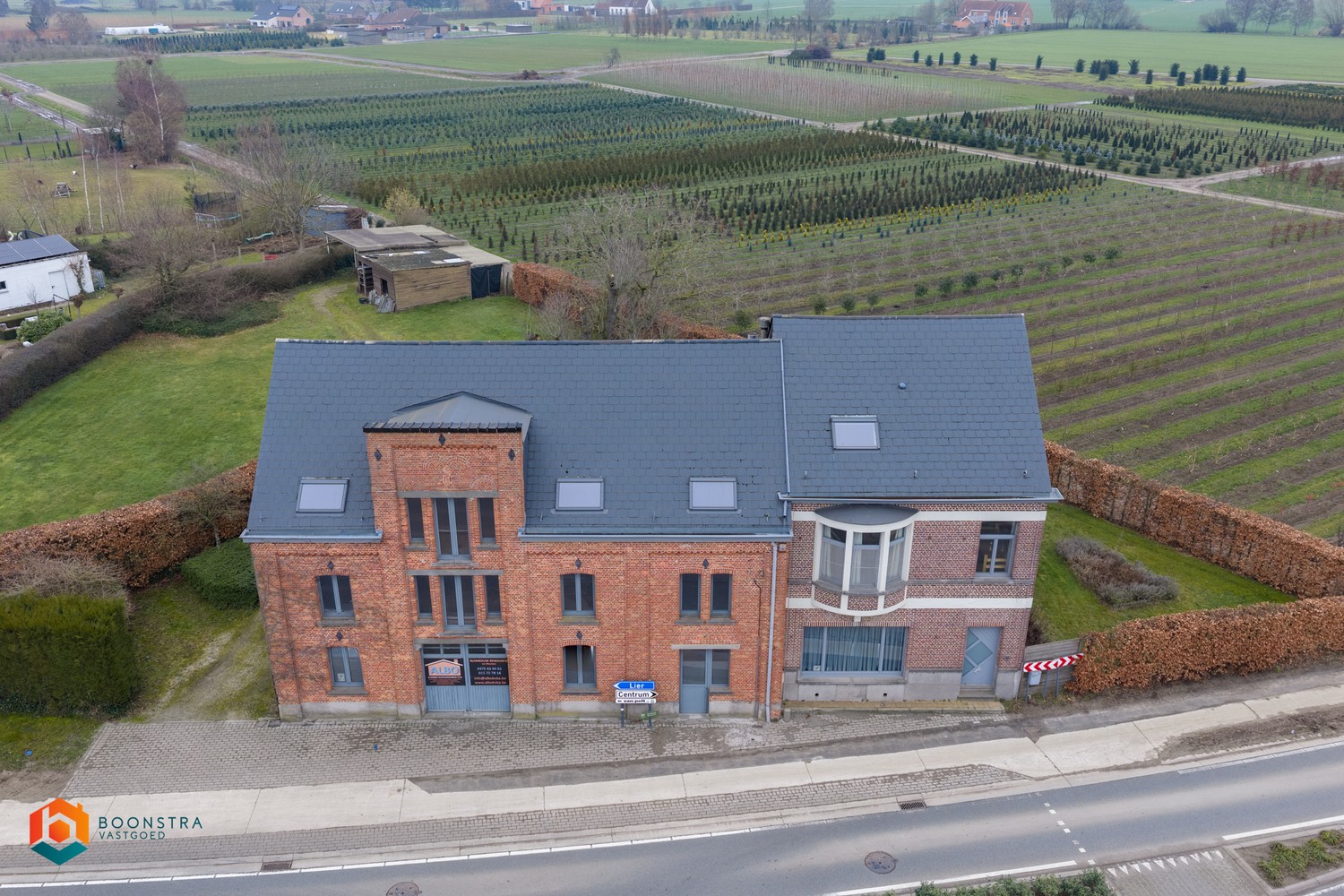 Zonevreemde woning met magazijn te Putte - foto 1