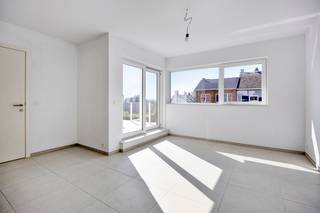 <p>mmo DAVID stelt u dit energiezuinige nieuwbouw duplexappartement met twee slaapkamers en een zuidgericht terras van 9 m² voor. Hier geniet u van volledig ontzorgd wonen: alles is nieuw, kwalitatief afgewerkt en ontworpen met oog voor comfort, energiezuinigheid en hedendaags woonplezier.</p>
<p>Het duplexappartement is gelegen op de tweede verdieping, in een verkeersluwe, doodlopende straat, in een kleinschalig gebouw zonder lift, waardoor u geniet van een rustige woonomgeving en lage gemeenschappelijke kosten.</p>
<p>Via de inkomhal komt u in de ruime en lichtrijke leefruimte van 47 m² met open keuken. Vanuit de woonkamer heeft u rechtstreeks toegang tot het zuidgerichte terras van 9 m², waar u de hele dag door van de zon kunt genieten. Verder beschikt het appartement over twee comfortabele slaapkamers van 15 m² en 11 m², een moderne badkamer met inloopdouche en dubbele wastafel, een aparte wasberging, een afzonderlijk hangtoilet met handenwasser en een videofoon voor extra comfort en veiligheid. Via een praktische trektrap bereikt u bovendien de ruime privatieve bergzolder, ideaal als extra bergruimte.</p>
<p>Bij het appartement hoort bovendien een privatieve autostaanplaats en er is een gemeenschappelijke fietsenberging voorzien.</p>
<p>Dankzij de uitstekende energiescore A, zonnepanelen, een warmtepomp en een performant ventilatiesysteem woont u hier niet alleen comfortabel, maar ook bijzonder energiezuinig.</p>
<p>Een absolute topligging, vlak bij het centrum van Zellik, de E40, de Ring Brussel, winkels, openbaar vervoer, Brussel, UZ Jette, het Laarbeekbos en de fietssnelweg, maakt dit duplexappartement de ideale keuze voor wie rustig wil wonen met alle voorzieningen binnen handbereik.<br />EPB in opmaak</p>