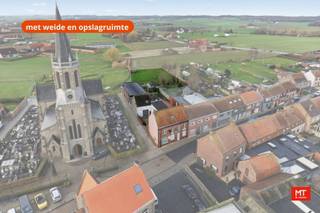 In het hart van de landelijke parochie Zandvoorde vinden we dit ruime gebouw. Het bestaat momenteel uit een handelsruimte, een privé-gedeelte en een magazijn, en biedt tal van mogelijkheden voor diverse bestemmingen. Achter het pand bevindt zich bovendien een weide, die bij de prijs is inbegrepen.<br /><br /><strong>Indeling</strong>
<ul>
	<li>Gelijkvloerse verdieping: handelsruimte (90 m²), toiletten (12 m²) en bergruimte (20 m²). Aansluitend hebben we de keuken (8 m²), woonkamer (15) en de veranda (5 m²).</li>
	<li>Eerste verdieping: nachthal, 3 slaapkamers (17 - 17 - 8 m²), extra kamer die kan dienen als slaapkamer of woonkamer (34 m²), dressing (13 m²), badkamer (14 m²) met bad, douche, enkelvoudige wastafel en toilet. </li>
	<li>Tweede verdieping: zolder (76 m²) </li>
</ul>
<br />Achter het gebouw bevindt zich een <strong>magazijn van 84 m²</strong> met verdieping, aansluitend op <strong>een feestzaal van maar liefst 183 m² en keuken van 31 m²</strong>.<br /><br /><strong>Extra kenmerken</strong>

<ul>
	<li>Gescheiden stelsel </li>
	<li>Regenwaterput (niet aangesloten) </li>
	<li>Stadswater, aardgas en elektriciteit </li>
</ul>
<br />Check zeker ook de <strong>video</strong>: https://youtube.com/shorts/mO9eaCgnZ2o?feature=share<br /><br />Meer informatie of een vrijblijvend bezoek?<br />Contacteer Eden op 0470 43 78 21 of mail info@minthus.be<br /> 