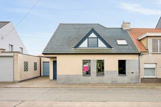 Deze instapklare woning is gelegen tussen Roeselare en Oostnieuwkerke.De woning heeft op de gelijkvloerse verdieping volgende indeling: inkomhal met...