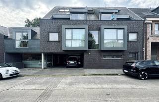 Dit appartement is gelegen op de tweede verdieping in het centrum van Melsele. U beschikt over één heel groot terras, een tweede terras vooraan, zicht op de kerk en een achterliggende garagebox.U betreedt het appartementencomplex via de algemene inkomhal, zowel via de lift als via de trap bereikt u de inkomdeur van het appartement. De indeling van het appartement is als volgt: U betreedt het appartement via de inkomhal met apart toilet en ingemaakte vestiairekast. Verder is er een ruime living met gashaard, veel lichtinval en toegang tot de verschillende terrassen. De open ingerichte keuken is voorzien van alle nodige toestellen met aanpalend een praktische berging. Via de vaste trap bereikt u de volgende verdieping. Daar bevinden zich twee slaapkamers en een zeer ruime badkamer. De badkamer beschikt over een dubbele lavabo, een ligbad en een douche.Nog enkele troeven van dit appartement: Centrale verwarming op aardgas, hoogwaardige afwerking, zonnescreens aanwezig, garagebox aan € 50,00/maand, voldoende parkeergelegenheid, lage algemene kosten van € 50,00/maand, laag E-peil en het appartement is vrij vanaf 1 maart 2026.Interesse? Aarzel zeker niet om ons vrijblijvend te contacteren.