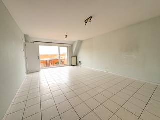 mogelijkheid tot aankoop van achterliggende garagebox…<br /><br />Dit mooi appartement is gelegen in een klein appartementsblok. Dat zorgt voor de nodige rust. De gevel weerspiegelt ook meteen de schoonheid waarmee het appartement is ontworpen. Er is een lichtrijke living met aansluitend een ingerichte keuken. Vanuit deze leefruimte hebben toegang tot het voorste terras. Achteraan zijn er twee slaapkamers, waarbij de kleinste kamer beschikt over een zonneterrasje waar het zalig verpozen is. Er is een badkamer met lavabo, bad en aansluiting voor de wasmachine. Daarnaast is er in de inkomhal eveneens een gastentoilet.<br />Achter het gebouw is een garagecomplex. <br /><br />Het appartement is perfect voor eigen bewoning of als opbrengsteigendom. <br />Dit schitterende appartement is zeker het bezoeken waard!<br />Gelegen op een boogscheut van de belangrijke invalswegen.