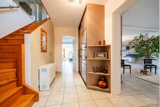 Dans un des quartiers les plus recherchés de Mons, dans une rue en cul de sac, superbe villa de 1989 sur un terrain de 12 ares orienté SUD, en...