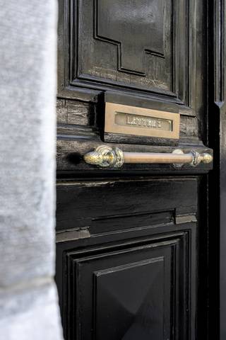 <p>Op de statige Amerikalei, aan Antwerpen-Zuid, bevindt zich deze uitzonderlijke neoclassicistische herenwoning uit 1890, naar architect J.B. De Pooter. Achter de karaktervolle gevel schuilt een bijzonder eigendom waarin historische grandeur, royale volumes en hedendaags comfort samenkomen.</p>
<p>De woning werd grondig gerenoveerd met respect voor haar oorspronkelijke karakter. Authentieke parketvloeren, hoge plafonds, sierlijsten, moulures, wanddecoraties en de statige traphal bleven zorgvuldig bewaard en bepalen mee de unieke uitstraling van het pand.</p>
<p>Het eigendom beschikt over een totale bruikbare oppervlakte van ca. 335 m² inclusief het souterrain. Via een interne doorgang staat de woning rechtstreeks in verbinding met het achterliggende perceel aan de Brederodestraat. Beide percelen hebben samen een grondoppervlakte van ca. 140 m².</p>
<p>Momenteel is het pand ingericht als een hoogwaardig guesthouse met vier ruime suites, elk voorzien van een eigen badkamer en toilet. De gelijkvloerse verdieping doet dienst als gemeenschappelijke leef- en eetruimte met een stijlvol ingerichte keuken. Op de eerste verdieping bevindt zich een bijkomende ruime en lichtrijke leefruimte met volledig geïnstalleerde keuken.</p>
<p>In het souterrain werd de vierde suite ondergebracht en bevindt zich tevens een aangename wellnessruimte met sauna en infraroodcabine. In totaal telt de woning zes toiletten, waarvan twee in de gemeenschappelijke delen.</p>
<p>Voor de huidige guesthouse-uitbating zijn de nodige documenten en goedkeuringen aanwezig.* Ook de overname van het aanwezige meubilair is bespreekbaar, waardoor een vlotte voortzetting van de activiteit mogelijk is.</p>
<p>Een uitzonderlijke meerwaarde bevindt zich aan de achterzijde van het eigendom. Op het perceel aan de Brederodestraat bevindt zich een ruime garage voor twee wagens met automatische poort. Bovenop deze garage werd een zonnig dakterras van ca. 64 m² aangelegd. Daarnaast beschikt de woning nog over een tweede terras.</p>
<p>Dankzij de flexibele indeling biedt het pand ook andere mogelijkheden. De suites kunnen eveneens worden ingericht als slaapkamers, bureaus of polyvalente ruimtes, waardoor het eigendom zich kan lenen als royale private herenwoning, combinatie van wonen en werken of voor een andere invulling, rekening houdend met de toepasselijke regelgeving.</p>
<p>Ook technisch staat het pand sterk met een conforme elektrische installatie, EPC-label C en een asbestattest.</p>
<p>De ligging aan de Amerikalei combineert de levendigheid van Antwerpen-Zuid met een uitstekende bereikbaarheid. Restaurants, winkels, musea, openbaar vervoer en het historische stadscentrum bevinden zich op korte afstand.</p>
<p>Een zeldzaam eigendom dat authentieke architectuur, vier suites met privatief sanitair, wellness, royale buitenruimte en een dubbele garage combineert op een bijzonder gegeerde Antwerpse locatie.</p>
<p>Interesse? Contacteer Xander via 0497 18 10 84 of xander@reds.be voor meer informatie of een persoonlijke rondleiding.</p>