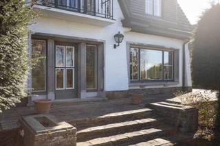 Découvrez cette villa unique et superbement entretenue, située à Onkerzele, un quartier de Geraardsbergen. <br />La villa est située sur un beau terrain de 38 ares, entièrement clôturé et paysagé, avec une orientation sud favorable. À l'intérieur, vous apprécierez les finitions de haute qualité telles que le parquet à chevrons, la pierre naturelle et l'escalier en chêne, qui confèrent une atmosphère intemporelle et élégante.<br />La maison est solidement construite, avec des voûtes en béton, une toiture isolée et un sous-sol complètement sec qui s'étend sous toute la maison. Grâce au chauffage central au fioul, il fait toujours agréablement chaud à l'intérieur. En outre, la maison dispose d'un garage spacieux avec portail automatique et d'une annexe récente avec jacuzzi, où vous pourrez vous détendre.<br />Avec une surface habitable de pas moins de 658 m², cette villa offre des possibilités infinies. Que vous soyez à la recherche d'une maison familiale spacieuse, d'une maison de vacances, d'une maison kangourou ou d'une propriété adaptée à une profession libérale, tout est possible ici. De plus, il y a encore un grand grenier avec un escalier fixe, qui peut encore être aménagé.<br />Vous êtes à la recherche d'une villa exclusive et polyvalente dans un emplacement de choix ? Contactez-nous rapidement pour une visite et laissez-vous surprendre par la grandeur de cette propriété unique.<br />Jordi - 0477/32.61.53