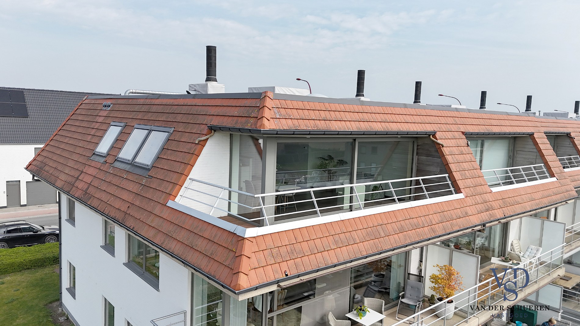 Lichtrijk appartement mét ondergrondse garage en berging. - foto 2