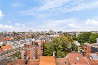 <p><strong>Wonen in geliefd 2018, met de stad vlakbij en toch dat heerlijke gevoel van ruimte? Dat kan in de Lange Leemstraat. Deze buurt combineert een aangename, residentiële sfeer met een centrale ligging, en ook de tramhalte vind je hier voor de deur. Handig als je de stad in wil, zonder dat je daarvoor eerst een halve expeditie moet ondernemen. Op de achtste verdieping van het gebouw wacht hier een charmant éénslaapkamerappartement van 72 m². En het eerste wat hier opvalt? Het licht. En daarna waarschijnlijk het uitzicht. Vanuit élke kamer kijk je ver uit over Antwerpen. Zo'n zicht waar je gerust elke dag opnieuw even voor naar het raam wandelt. Benieuwd? Kom binnen…</strong></p><p> </p><p><strong>Binnenkomen met licht en ruimte</strong></p><p> </p><p>De leefruimte is open en groot en krijgt dankzij de hoge ligging bijzonder veel daglicht binnen. De warme vloer doet de rest: geen kille bedoening hier, maar een gezellige basis waar je meteen een thuisgevoel van krijgt. De ruimte laat zich makkelijk invullen met een gezellige zithoek en eetplek, terwijl het uitzicht ondertussen rustig zijn werk doet. Want geef toe: een woonkamer met zo'n panorama heeft eigenlijk niet veel extra nodig.</p><p> </p><p><strong>Een keuken met karakter</strong></p><p> </p><p>De keuken heeft alles mee om er een gezellige plek van te maken. De houten frontjes zorgen voor een warme uitstraling en het prachtige tegelvloertje geeft de keuken net dat beetje extra karakter. En praktisch is ze ook: naast de keuken vind je een handige opbergruimte. Een kleine schatkamer voor alles wat je liever niet permanent in het zicht hebt. Van voorraad tot huishoudspullen: hier kan je heel wat kwijt.</p><p> </p><p><strong>Slaapkamer met zicht</strong></p><p> </p><p>Ook in de slaapkamer hoef je het uitzicht niet op te geven. De hoge ligging zorgt ervoor dat Antwerpen ook hier voor je raam komt piepen. Een fijne plek om de dag te beginnen én af te sluiten.</p><p> </p><p><strong>Badkamer waar alles gewoon past</strong></p><p> </p><p>De badkamer is verrassend ruim en praktisch ingericht. Je hebt er een bad met douche, een lavabo en een toilet. Ook de aansluiting voor de wasmachine is hier voorzien. Alles wat nodig is, dus, zonder dat er op comfort werd ingeboet.</p><p> </p><p><strong>En dan is er nog de zolder</strong></p><p> </p><p>Alsof het appartement zelf nog niet genoeg ruimte biedt, krijg je er bovenop ook een privatieve zolderberging. Die bevindt zich op de negende verdieping en is een bijzonder fijne extra voor wie graag wat meer stockage achter de hand heeft. Daarnaast komt deze stek ook nog met een privatieve kelderberging én een fietsenberging waar je makkelijk je fietsen kan stallen. Handig!</p><p> </p><p><strong>Een appartement met karakter</strong></p><p> </p><p>Dit is geen dertien-in-een-dozijn appartement. De warme vloer, houten keukenfrontjes, het mooie keukenvloertje, de royale hoeveelheid daglicht en vooral dat indrukwekkende uitzicht geven het geheel een charmante, warme uitstraling. Een fijne plek voor wie graag centraal woont, houdt van licht en ruimte - en elke dag wil genieten van Antwerpen van bovenaf.</p><p> </p><p><strong>Verliefd? Antwerpen@ugly.be</strong></p><p> </p>