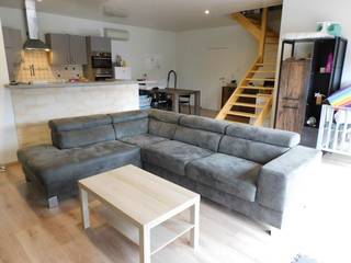 Ontdek dit goed gelegen duplex appartement van maar liefst +/- 148 m², midden in het centrum van Beverlo. Gelegen op de eerste verdieping (bereikbaar via trap), combineert dit appartement ruimte, comfort en energiezuinig wonen.<br /><br />Bij binnenkomst wordt je verwelkomd in een inkomhal met apart gastentoilet. De lichtrijke woon- en eetkamer met geïntegreerde keuken vormt het warme hart van het appartement – een ideale plek om te ontspannen of gasten te ontvangen. Aansluitend vindt je een praktische was- en bergplaats.<br /><br />Op de eerste woonlaag bevinden zich twee volwaardige slaapkamers en een badkamer uitgerust met een lavabomeubel en een ligbad met douchefunctie. De keuken is volledig geïnstalleerd met alle essentiële toestellen zoals een kookvuur, dampkap, spoelbak, oven, combi-oven en koelkast.<br /><br />Via de trap in de leefruimte bereik je de nachthal op de bovenverdieping, waar zich nog twee extra slaapkamers en een bergruimte bevinden. Perfect voor grotere gezinnen, een thuisbureau of hobbyruimte.<br /><br />Extra troeven van dit appartement:<br />-Autostaanplaats voor het gebouw inbegrepen<br />-Airco in de leefruimte en hal<br />-Vliegenramen en gordijnen zijn voorzien<br />-Energiezuinig<br />-Instapklaar<br />-Ideaal als investering of eigen bewoning<br /><br />Benieuwd naar dit ruime en verzorgde appartement? Plan je bezoek via 011 233 044 en laat je verrassen!
