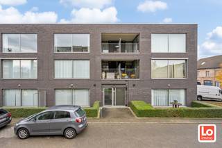 Dit moderne en instap klaar appartement is gelegen op de tweede verdieping en omvat een inkomhal met toilet, een ruime lichtrijke leefruimte met een open volledig ingerichte keuken en een wasruimte/berging. Aan de leefruimte grenst een gezellig overdekt terras. Verder zijn er twee heel ruime slaapkamers en een badkamer met dubbel was meubel en een douche. De totale oppervlakte van het appartement is ca. 100m².<br />Het appartement is voorzien van alle comfort en wordt centraal verwarmd met aardgas. Het buitenschrijnwerk bestaat uit aluminium en heeft HR glas. In de kamers zijn elektrische rolluiken voorzien.<br />Wil u dit instap klaar appartement op een topligging bezoeken? Stuur een mail naar gunther@loimmo.be en wij nemen contact met u op!