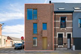 Deze triplexwoning heeft een aparte inkom aan de Stationsstraat en verrast met een moderne en innovatieve indeling. <br /><br />De leefruimte in loftstijl bevindt zich op de tweede verdieping en biedt een open en lichtrijke beleving, met een aansluitende leefkeuken en een extra grote berging. Hier bevindt zich ook een derde toilet, wat het comfort compleet maakt. Het zuidgerichte terras is zijdelings afgeschermd voor optimale privacy.<br /><br />De woning beschikt over twee volwaardige slaapkamers: één op het gelijkvloers en één op de eerste verdieping. Beide slaapkamers zijn ruim genoeg voor een dubbel bed en een dressingkast en hebben elk een badkamer met dubbele wastafel, douche en toilet.<br /><br />Dankzij de flexibele indeling is deze woning geschikt voor een gezin, koppel, maar ook ideaal voor co-housing of eventueel iemand met een zelfstandige activiteit.<br /><br />Extra troef: een zeer ruime garage (aan te kopen voor €40.000,-), gelegen in de Ambachtsstraat. Deze biedt plaats aan een wagen, fietsen, afvalcontainers én heeft de mogelijkheid tot aansluiting van een laadpaal, rechtstreeks verbonden met de meterkast van de woning.<br /><br />*Vloerverwarming mét vloerkoeling, warmtepomp en zonnepanelen inbegrepen<br />*E-peil 10 (ver onder de norm), wat betekent: 5 jaar vrijstelling van onroerende voorheffing<br />*Mogelijkheid aankoop aan 6% BTW.