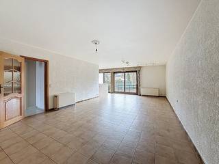 In de Ter Duinenlaan 5 te Koksijde vinden we dit lichtrijk appartement met twee slaapkamers en garage te huur. Het appartement bevindt op wandelafstand van het centrum, winkels en de duinen.INDELING> gelijksvloers:- Woonkamer met open keuken voorzien van een kookplaat, frigo, oven en spoelbak;- 2 Slaapkamers ;- Berging;- Badkamer met douchebad en wasmeubel;- Terras.- toilet;In de kelderverdieping beschikt het appartement nog over een privatieve kelderberging en een garage.TROEVEN:- TOPlocatie, op wandelafstand van het centum;- Gelijksvloers- Lichtrijk; Gemeenschappelijke kosten: + €50/maandBen je geïnteresseerd in dit pand te huur in Koksijde? Ga naar de website www.dewaele.com, klik op het pand dat je wenst te huren. Via de rode knop "vraag je bezoek aan" vragen we u kort een profiel in te vullen. Daarna nemen we contact op voor een bezoek. Telefonisch kunnen er geen afspraken gemaakt worden.