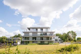 Ontdek Residentie Heron in Roeselare: exclusief en energiezuinig wonen in een afgesloten parktuin op de voormalige site van B2Ai. Na het succes van Fase I & II lanceren we Fase III – Blok A, met 12 hoogwaardige appartementen met riante terrassen, tijdloze architectuur en een high-end afwerking. Voor wie droomt van klasse, comfort en karakter. Bijkomende troeven: 6% BTW is hier mogelijk. Informeer ook naar onze lanceringsvoorwaarden! Bezoek ons modelappartement op afspraak. <strong>Welkom op onze bezoekdag: zo 21/12 - 9u-13u.</strong><br /><br />Heron bestaat uit vier urban villages (lees: paviljoenen). Elk paviljoen bestaat uit 12 tot 14 luxe appartementen, waarvan de architectuur en het interieur de conceptlijnen van het levenslang wonen volgen. Dat betekent dat de vier urban villages maximale flexibiliteit bieden en dat er nog voldoende keuzevrijheid is om uw interieur aan te passen aan elke levensfase.<br />Kortom: investeren in dit uitzonderlijk vastgoed is investeren voor het leven (en langer). Met B2Ai als architect en Coussée-Bostoen als aannemer staat dit project garant voor Roeselaarse topkwaliteit!<br />Indeling - Heron biedt voor elk wat wils. Er zijn zowel kleine (vanaf 71m²) als riante appartementen (tot 129m²), gaande van 1-3 slaapkamers. Telkens met fantastische terrassen met uitzicht op de parktuin en vijver, tot wel 83m²! En dat in een kleinschalig gebouw, met slechts 2 penthouses op niveau +2. <br />Indeling: Indeling: inkomhal met ruimte voor vestiaire / toilet met wastafel / twee ruime slaapkamers / volledig uitgeruste badkamer / ruime leefruimte met open keuken voorzien van kookeiland en alle nodige toestellen / technische ruimte/berging / riant terras (29m²) uitgevend op parktuin/vijver<br />Extra - Ondergrondse garages, parkeerplaatsen én bergingen.<br />Troeven - 6% BTW mogelijk / Historische site / omgeven door natuur / focus op duurzaamheid en energie-efficiëntie / hoogwaardige architectuur / nabij scholen, buurtwinkels, handelszaken en openbaar vervoer / Flexibele keuzemogelijkheden in afwerking<br />De foto’s in deze voorstelling zijn afkomstig van reeds gerealiseerde en gelijkaardige appartementen uit Fase I & II.<br />Benieuwd? - Frederik organiseert voor dit project afspraken op kantoor of in het modelappartement ter plaatse, mits het maken van een afspraak. Meer algemene informatie is terug te vinden via www.bordes.be