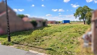 <h2><span>Ruime bouwgrond met achterliggende boomgaard op een mooie locatie in Bilzen</span></h2>
<p><span>Droom je ervan om je eigen woning te bouwen op een ruim perceel, met volop groen en een prachtige tuin als verlengstuk van je thuis? Dan is deze eigendom aan de </span><strong><span>Tombestraat in Bilzen</span></strong><span> absoluut het ontdekken waard.</span></p>
<p><span>De eigendom bestaat uit </span><strong><span>twee percelen</span></strong><span> en combineert een perceel bouwgrond van </span><strong><span>5a 78ca</span></strong><span> met een achterliggend perceel </span><strong><span>boomgaard van maar liefst 9a 98ca</span></strong><span>. Samen goed voor een totale oppervlakte van circa </span><strong><span>15a 76ca</span></strong><span>.</span></p>
<p><span>Met een straatbreedte van ongeveer </span><strong><span>23 meter</span></strong><span> en een totale diepte van circa </span><strong><span>71 meter</span></strong><span> biedt het geheel mooie mogelijkheden voor wie op zoek is naar ruimte, privacy en een groene woonomgeving. De achterliggende boomgaard vormt daarbij een bijzondere meerwaarde: een heerlijke plek voor een grote tuin, speelruimte, moestuin of gewoon om in alle rust van het buitenleven te genieten.</span></p>
<h3><span>Wonen in het groen, vlak bij Bilzen</span></h3>
<p><span>De ligging in Bilzen combineert het beste van twee werelden. Je woont in een aangename, groene omgeving terwijl het centrum van Bilzen en de nodige dagelijkse voorzieningen vlot bereikbaar blijven.</span></p>
<p><span>Bilzen-Hoeselt ligt bovendien op de overgang tussen het karakteristieke </span><strong><span>Haspengouwse landschap en de Hoge Kempen</span></strong><span>. De streek staat bekend om haar glooiende akkers, fruitboomgaarden, wandel- en fietsroutes en talrijke groene plekjes. Ook trekpleisters zoals Alden Biesen en verschillende natuur- en recreatiegebieden dragen bij aan de aantrekkelijke leefomgeving.</span></p>
<p><span>Een ideale uitvalsbasis dus voor wie graag rustig en groen woont, zonder het dagelijkse comfort uit het oog te verliezen.</span></p>
<h3><span>Troeven op een rij</span></h3>
<ul>
<li><span>Gelegen aan de </span><strong><span>Tombestraat in Bilzen</span></strong></li>
<li><span>Perceel bouwgrond van </span><strong><span>5a 78ca</span></strong></li>
<li><span>Achterliggende boomgaard van </span><strong><span>9a 98ca</span></strong></li>
<li><span>Totale oppervlakte van circa </span><strong><span>15a 76ca</span></strong></li>
<li><span>Perceelbreedte van ongeveer </span><strong><span>23 meter</span></strong></li>
<li><span>Totale diepte van ongeveer </span><strong><span>71 meter</span></strong></li>
<li><span>Mooie combinatie van bouwmogelijkheden en een ruime groene buitenomgeving</span></li>
<li><span>Aangename ligging in de groene regio Bilzen-Hoeselt</span></li>
<li><strong><span>Perceelscore A</span></strong></li>
</ul>
<p><span>Een eigendom met ruimte en karakter waar je niet alleen een woning, maar een echte thuis kan creëren.</span></p>
<p><strong><span>Benieuwd naar de mogelijkheden van deze bouwgrond? Contacteer ons voor meer informatie of een bezoek ter plaatse en ontdek zelf de ruimte en het potentieel van deze mooie eigendom aan de Tombestraat.</span></strong></p>