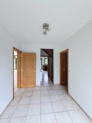 <p>Bent u op zoek naar een instapklare villa met een groen en rustig karakter? Deze woning biedt precies dat: een ruime, lichte woning van 212 m² in een residentiële omgeving, met een zuidgerichte tuin en terras. U komt binnen via een inkomhal, die toegang geeft tot de ruime woonkamer van 36,7 m² die het hart vormt van de villa en sluit aan op een geïnstalleerde keuken, uitgerust met dampkap, oven, kookvuur, spoelbak, koelkast en vaatwasser. Via de nachthal bereikt men de slaapkamers (12,5, 17,6 en 17,5 m²) en twee volwaardige badkamers, één met bad en één met douche. Deze villa werd opgetrokken met oog voor lichtinval en verkeert in instapklare staat. De zongerichte tuin en het terras zorgen voor tal van zonnige momenten, terwijl garage en buitenparking het parkeergemak vervolledigen. De woning beschikt over individuele gascentrale verwarming met radiatoren en heeft EPC-label C. Bloemendal ligt in een rustige, residentiële hoek van Dilbeek, toch dicht bij voorzieningen, scholen en invalswegen richting Brussel. Wenst u deze villa te bezichtigen? <strong>Plan je bezoek in via www.living-stone.be</strong></p>