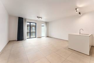 Roeselare - stijlvol 1-slaapkamerappartement in het hart van Roeselare <br /><br />Bent u op zoek naar een modern en comfortabel appartement op een centrale ligging?<br />Dit aangename 1-slaapkamerappartement is gelegen in Residentie Bel-Ford, pal in het<strong> hart van Roeselare</strong>.<br />Het appartement combineert <strong>hedendaags wooncomfort</strong> met een <strong>praktische indeling</strong> en beschikt over<strong> twee terrassen</strong>, waardoor u op verschillende momenten van de dag van de buitenruimte kunt genieten.<br />Bij het binnenkomen betreedt u de inkomhal die toegang biedt tot de verschillende leefruimtes. De lichtrijke leefruimte vormt het hart van het appartement en sluit mooi aan op de gezellige open keuken. Dankzij de open indeling ontstaat een aangename en moderne woonomgeving waar koken en ontspannen mooi samenkomen.<br />Verder beschikt het appartement over een comfortabele slaapkamer en een verzorgde badkamer. Een belangrijke extra troef is de aanwezigheid van maar liefst twee terrassen, ideaal om in alle rust te genieten van een kop koffie of een momentje buiten.<br />Daarnaast is er een dubbele berging voorzien, wat zorgt voor heel wat praktische opbergruimte.<br /><br />De ligging is bijzonder interessant: u woont in het centrum van Roeselare, met winkels, horeca, openbaar vervoer en andere voorzieningen op wandelafstand. Alles wat u nodig heeft, bevindt zich binnen handbereik.<br /><br />Kosten: 
<ul>
	<li>huurprijs: 775 euro/ maand </li>
	<li>syndic: 65 euro/maand </li>
	<li>Warmtenet: 30 euro/ maand</li>
</ul>
Een ideaal appartement voor wie comfortabel en centraal wil wonen in Roeselare.