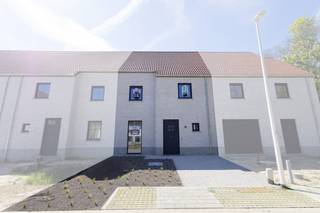 Dichtbij het centrum van Lokeren ter hoogte van de Vondelstraat wordt een nieuwe, kindvriendelijke woonbuurt opgericht. Deze gesloten en halfopen nieuwbouwwoningen beloven het perfecte evenwicht te worden tussen het weelderig groen en de stadse gemakken zoals openbaar vervoer, winkels en scholen. Bovendien worden alle woningen traditioneel gebouwd met hoogwaardige materialen en energiezuinige technieken waardoor uw comfort geoptimaliseerd wordt.<br /><br /><strong>Lot 16 is een charmante gesloten bebouwing met zonnige tuin en zicht op achterliggende velden. <br />De woning beschikt verder over: </strong>
<ul>
<li>Een lichtrijke leefruimte met open keuken; </li>
<li>Voorzien van laminaat, schilderwerk en verlichting; </li>
<li>3 ruime slaapkamers (13m² - 12m² - 11m²); </li>
<li>Twee volwaardige bouwlagen; </li>
<li>Badkamer met bad, inloopdouche en dubbele wastafel; </li>
<li>Ruime bergruimte/wasplaats en zolder;</li>
<li>Zuidwest georiënteerde tuin met zicht op groen! </li>
</ul>
<br />Dankzij de ligging en duurzame visie zijn deze woningen geschikt als vaste woonplaats of rendabele investering. <strong>De woning is woonklaar, direct beschikbaar en voorzien van laminaat in de slaapkamers en nachthal, schilderwerken en verlichting. Aanleg van oprit, terras en groenaanleg reeds inbegrepen in de prijs! </strong><br />Voor investeerders zoeken we bovendien gratis de eerste huurder, wat zorgt voor zekerheid én gemak.<br /><br />De ligging scoort een Mobiscore van 8,2/10: scholen, winkels, openbaar vervoer en het stadscentrum bevinden zich op wandel- of fietsafstand. Ook het op - en afrittencomplex van de E17 en natuurgebied De Hagemeersen liggen vlakbij. Interesse in wonen in een groene wijk met stedelijk gemak?<br /><br />Ontdek dit unieke project in Lokeren en contacteer ons vrijblijvend voor meer informatie.<br />Jouw nieuwe thuis in Lokeren wacht op je.
