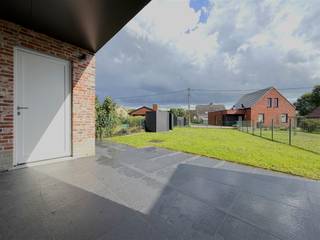 <p><span><strong>ONMIDDELLIJK VRIJ | HALFOPEN WONING MET 3 SLAAPKAMERS EN GARAGE</strong></span></p><p><span>Deze instapklare gezinswoning is rustig en aangenaam gelegen in Ruiselede, op korte afstand van diverse voorzieningen zoals een supermarkt, bakker, beenhouwer, bank en andere lokale handelszaken.</span><br /><span>De woning beschikt over 3 volwaardige slaapkamers, 2 badkamers, een onderhoudsvriendelijke tuin met terras en een ruime garage.</span></p><p><span><strong>INTERIEUR:</strong></span><br /><span>Bij het betreden van de woning komt u terecht in de inkomhal met een apart toilet. De inkomhal biedt toegang tot de leefruimte, die naadloos aansluit op de open keuken. </span><br /><span>Dankzij de aangename indeling geniet de leefruimte van een lichtrijke en open sfeer.</span></p><p><span>De keuken is volledig uitgerust met een keramische kookplaat, dampkap, combi-oven, stoomoven, koelkast, vaatwasser en een enkele spoelbak. Aansluitend bevindt zich een praktische bergruimte, ideaal voor extra opslag.</span><br /><span>Op de gelijkvloerse verdieping bevindt zich eveneens een eerste badkamer, voorzien van een ligbad en lavabo.</span></p><p><span>Op de eerste verdieping bevinden zich twee volwaardige slaapkamers en een badkamer. Deze badkamer is uitgerust met een inloopdouche, toilet en lavabo.</span><br /><span>Een derde kamer op het tweede verdiep met vaste trap, die verschillende mogelijkheden biedt en naar eigen wens kan worden ingericht.</span></p><p><span><strong>EXTERIEUR:</strong></span><br /><span>De woning beschikt over een onderhoudsvriendelijke tuin met terras. Ook is er een garage met sectionale poort.</span></p><p><span><strong>TROEVEN: </strong></span><br /><span>- 3 SLAAPKAMERS </span><br /><span>- GARAGE </span><br /><span>- TOPLIGGING </span><br /><span>- 2 BADKAMERS</span><br /><span> </span></p>