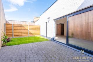 Wonen in het hart van Oud-Turnhout, gelijkvloers, compact, met een tuinterras én gloednieuw?Deze verstopte parel is precies wat u zoekt!De inkomhal...