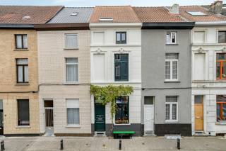 Achter de mooiste gevel van de Rietstraat bevindt zich een minstens even aantrekkelijk interieur. De stijl valt het best te omschrijven als karaktervol eclectisch: het huis (135 m²) voelt warm en authentiek aan, maar is tegelijkertijd fris en eigentijds.<br /><br />Dankzij een aantal grondige renovaties met hoogwaardige materialen, pakt de woning uit met een uitstekende EPC B-score, een modern ventilatiesysteem en een conform goedgekeurde elektrische installatie.<br /><br />Gelijkvloers: bij binnenkomst vinden we een veelzijdige kamer die momenteel is ingericht als bureau. Een eerste toilet bevindt zich in de gang. Verder door bevindt zich de op maat gemaakte keuken, die naadloos overgaat in de eetkamer en de lichtrijke woonkamer. In het verlengde hiervan ligt de gezellige, groene stadstuin.<br /><br />Eerste verdieping: hier bevinden zich de eerste ruime slaapkamer, een praktische berging en een moderne badkamer met 2 lavabo's, een ligbad, een aparte douche en een tweede toilet.<br /><br />Tweede verdieping:  hier vinden we de knusse slaapkamers twee en drie met originele houten vloeren.<br /><br />Derde verdieping: hier bevindt zich een volwaardige vierde slaapkamer, te bereiken via een vaste trap. <br /><br />Tot slot beschikt het huis over een ruime en functionele kelder voor extra opbergruimte.<br /><br /><br /><br /><br /><br /><br /><br />Bestuursmaatregelen in het maatregelenregister: nee