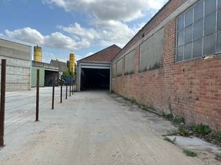 Dit pand situeert zich tussen Waregem en Zulte. Deze opslagruimte heeft een oppervlakte van ongeveer 1.680 m² en biedt diverse mogelijkheden...