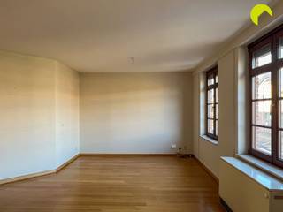 Op een uitstekende locatie in Lint, vinden we dit ruim 2-slpk appartement met terras én garage! Het centrum van Lint met de nodige winkels en...