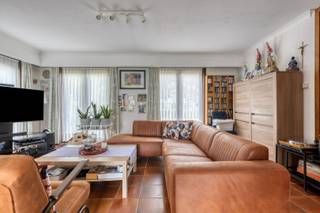 Deze te moderniseren open bebouwing, gebouwd in 1981, ligt gunstig nabij de grens van Duffel met Sint-Katelijne-Waver. <br /><br />Momenteel wordt de woning gebruikt als een laagbouwwoning, met 2 slaapkamers en de badkamer op het gelijkvloers, maar de zolder kan indien gewenst verder omgevormd worden tot minstens 2 extra slaapkamers. Er is verder een ruime inkomhal die toegang geeft tot de lichtrijke woonkamer. Deze staat in verbinding met de eetkamer en een uitgeruste keuken.<br /> <br />Er is een berging en aparte wasruimte voorzien en de woning heeft ook een afzonderlijk gastentoilet. De badkamer is uitgerust met een ligbad. Een grote troef is de ruime, inpandige garage met elektrische poort, en uiteraard de zuidgerichte tuin, waar je kan genieten van de mooie, groene omgeving. <br /><br />Pandenjagers is een innovatief vastgoedkantoor en kiest bewust voor een unieke en transparante aanpak. Bij ons bestaat de totale aankoopprijs altijd uit twee duidelijke onderdelen: de adviesprijs die bovenaan in de advertentie vermeld staat, plus onze vaste commissie van 10.000 euro incl. BTW. Dankzij deze open prijsstructuur krijgt u als koper vanaf het eerste moment een eerlijke inkijk hoe de totale prijs van het pand tot stand is gekomen. <br /><br />Interesse in dit pand? Contacteer ons voor een bezoek via 015/677.000 of info@pandenjagers.be.