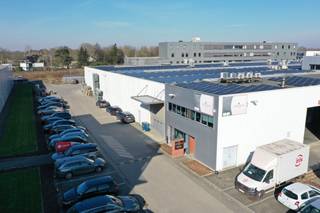 Magazijnruimte 1104 m² met 206 m² kantoorruimte, verdeeld over het gelijkvloers en de eerste verdieping, inclusief 6 parkeerplaatsen.Uitstekende...