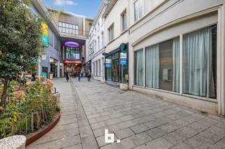 Op zoek naar een handelszaak op een plek waar zichtbaarheid en bereikbaarheid samenkomen? Dit handelspand bevindt zich aan de ingang van winkelcentrum K, pal in het bruisende stadscentrum van Kortrijk.. Dankzij de grote raampartijen en de uitstekende zichtbaarheid geniet u van veel passage en commerciële kansen.<br /><br />Indeling:<br />Gelijkvloers: handelsruimte van ca. 75 m²<br />Eerste verdieping: kamer, bureauruimte, ruimte met douche en toilet, mogelijkheid tot vormen ruim zonneterras.<br />Dakverdieping: (slaap)kamer met mezzanine en badkamer (douche, bad, toilet, lavabo)<br />Kelderberging aanwezig<br /><br />Troeven:<br />- Centrale TOPlocatie<br />- Nabij ruime ondergrondse parking<br />- Grote en moderne etalage<br />- Ontwikkelingspotentieel op eerste en dakverdieping<br />- Recent vernieuwd<br />- Airco en CV aanwezig