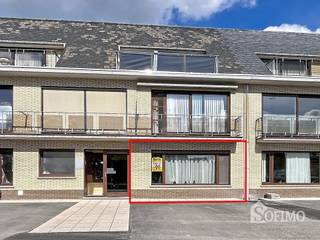 <p><span>Instapklaar appartement nabij het centrum van Roeselare</span></p><p><span> </span></p><p><span>Het appartement beschikt over </span><span>2 ruime slaapkamers</span><span>, een </span><span>gerenoveerde badkamer</span><span>, een moderne open </span><span>keuken</span><span> voorzien van alle toestellen en een ruime, lichtrijke </span><span>leefruimte</span><span>.</span></p><p><span>Daarnaast is er een praktische aparte </span><span>berging</span><span>.</span></p><p><span>Er is een </span><span>garage</span><span> met water en elektriciteit</span><span>, inbegrepen in de prijs</span><span>, en </span><span>parkeergelegenheid voor het gebouw</span><span>.</span></p><p><span>Ook voor de garage kan een extra wagen geparkeerd worden.</span></p><p><span>Dankzij de centrale ligging bevinden winkels, scholen en het </span><span>centrum van Roeselare</span><span> zich allemaal op wandelafstand.</span></p>