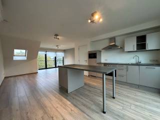 Recent appartement met lift en ruim terras op de tweede verdieping op centrale locatie in Wijnegem! <br /><br />Dit appartement gelegen op de tweede verdieping omvat een riante leefruimte met open keuken, bergruimte, badkamer met inloopdouche, toiletruimte en één slaapkamer.<br /><br />Dit appartement heeft achteraan het gebouw een aangenaam zonneterras.<br /><br />In de huurprijs zit het gebruik van een fietsenstalling en autostaanplaats aan de buitenzijde van het gebouw inbegrepen. Tevens heeft u een grote kelderberging te uwer beschikking die toegankelijk is met de lift.<br /><br />Maandelijkse kosten: € 80/maand (minuterie, lift en onderhoud van de gemeenschappelijke delen).<br /><br />Pluspunten:<br />* zeer energiezuinig<br />* airco<br />* recent appartement met veel lichtinval<br />* zonneterras<br />* centraal gelegen nabij openbaar vervoer, winkels, scholen en grote invalswegen<br /><br />Voor meer informatie of een afspraak ter plaatse, surf naar onze website www.vbvastgoed.be en klik op de groene knop "Ik ben kandidaat".